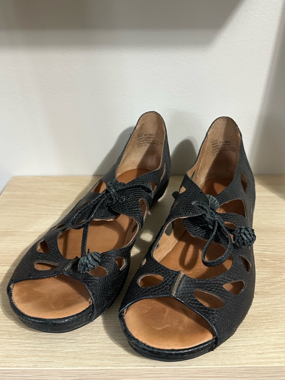 Gentle Souls Women's 8.5 M Brynn Black Leather Gladiator Sandals Flats Comfort